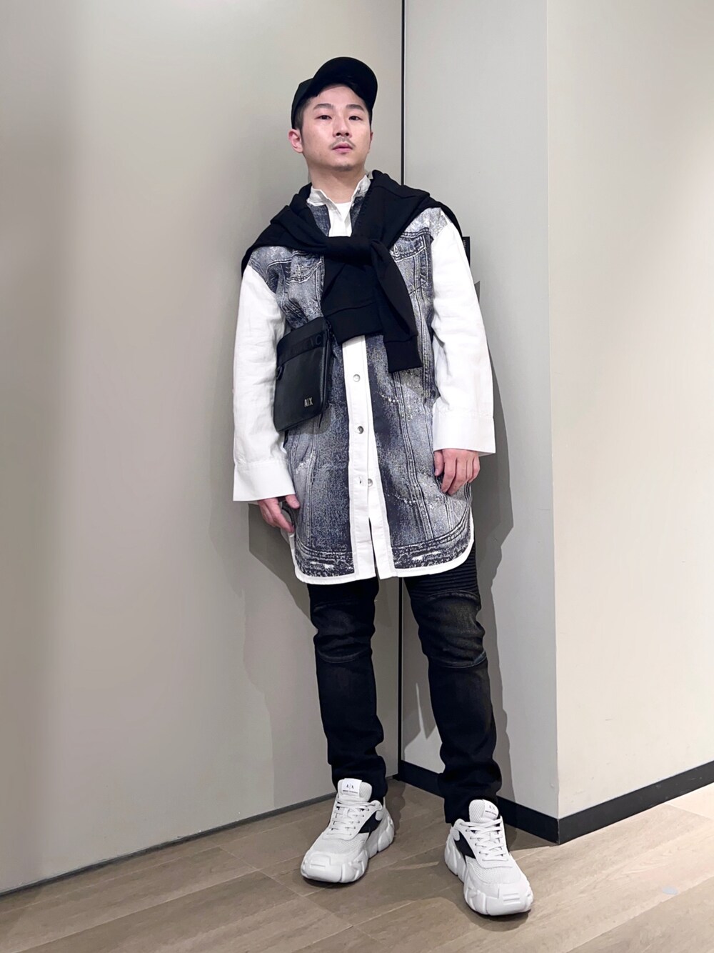 「AXchanger、AXchange、armaniexchange、アルマーニエクスチェンジ、きれいめカジュアル、デニム、スニーカー、キャップ、ショルダーバッグ、モノトーン、春コーデ、ストリート、春服みてみて、デートコーデ、シャツスタイル」｜「ARMANI EXCHANGEの【A|X アルマーニ エクスチェンジ】デニムプリントシャツ（シャツ/ブラウス、その他）」を使った、🔩J.HARAさん（メンズ・167cm）の春コーディネートの1枚目の写真