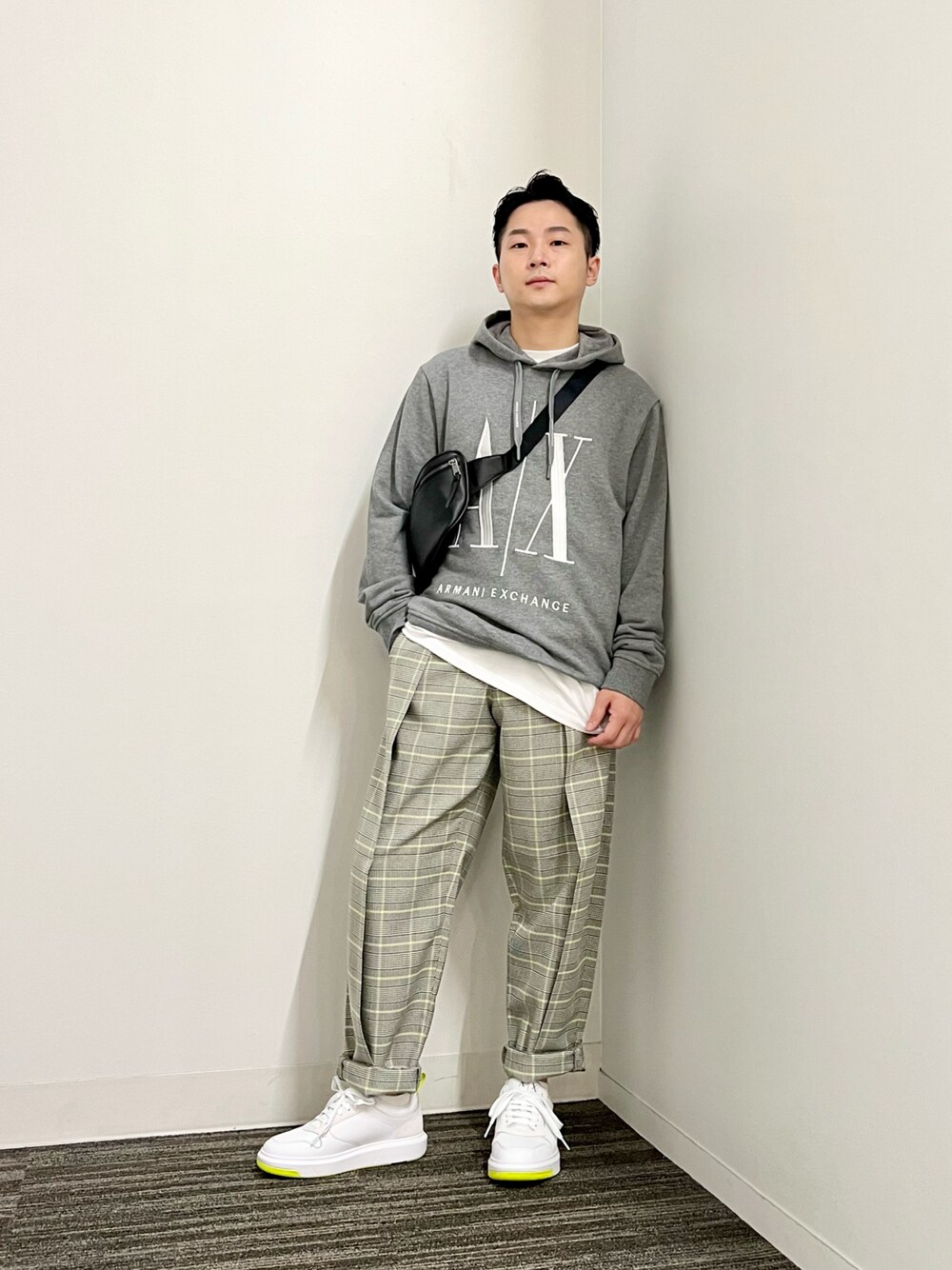 グレー系のスウェット、ブラック系のボディバッグ/ウエストポーチ、ブラック系のTシャツ/カットソーを着用したメンズの秋コーディネートの1枚目の写真