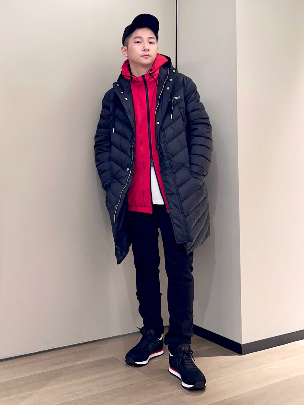 ブラック系のスニーカー、ブラック系のデニムパンツ、ホワイト系のTシャツ/カットソーを着用したメンズの冬コーディネートの1枚目の写真