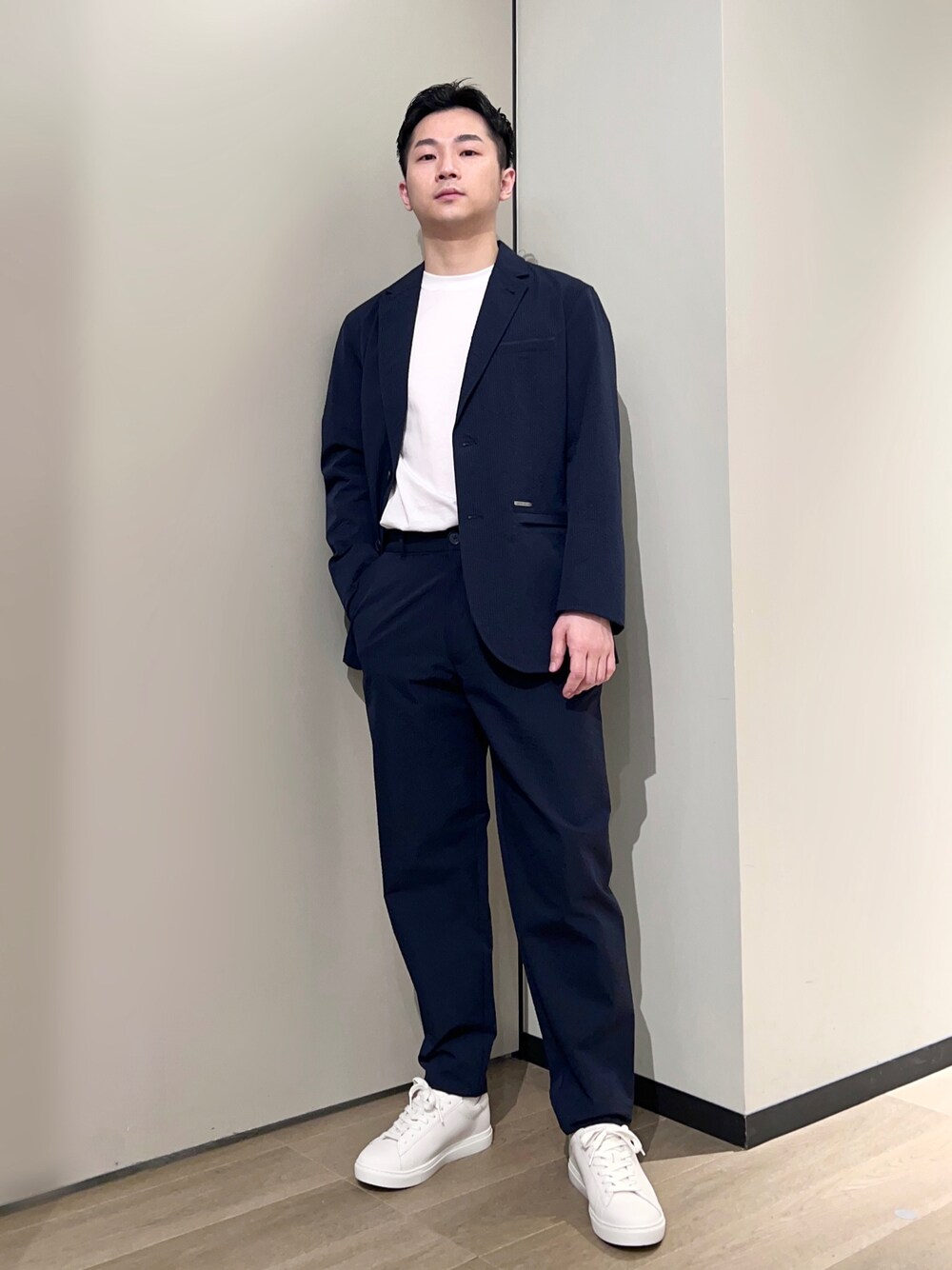 「AXchanger、AXchange、armaniexchange、アルマーニエクスチェンジ、シンプルコーデ、きれいめカジュアル、セットアップ、白Tシャツ、スニーカー、ジャケット、春夏コーデ、ビジネススタイル、大人カジュアル、お出かけコーデ日記、ショップスタッフの推しセットアップ」｜「ARMANI EXCHANGEの【A|X アルマーニ エクスチェンジ】シアサッカー　チノパンツ（チノパンツ、ブルー系）」を使った、🔩J.HARAさん（メンズ・167cm）の春コーディネートの1枚目の写真