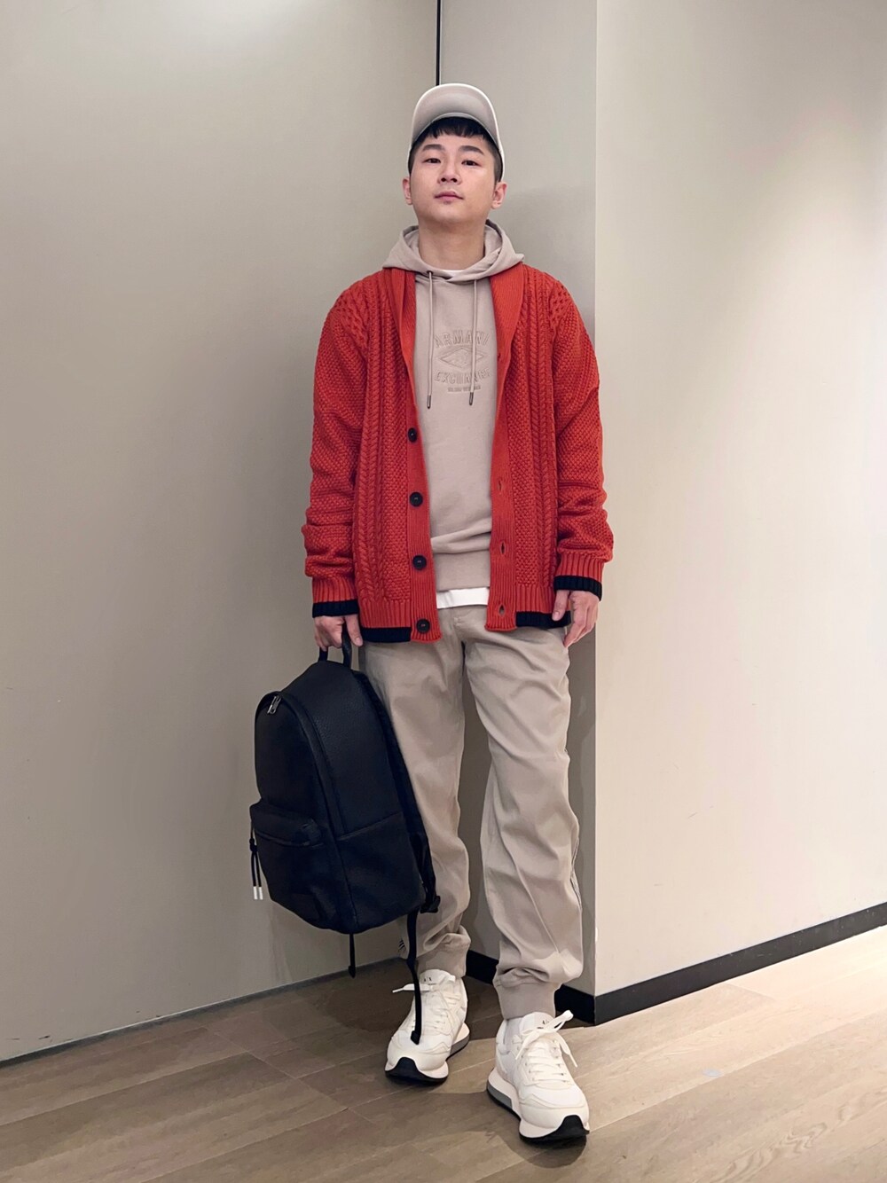 「カーディガン、ベージュ、ケーブルニット、オレンジ、ゆるコーデ、armaniexchange、アルマーニエクスチェンジ、axchange、AXchanger、WEARハロウィン2022、秋コーデ、カジュアルコーデ、ストリート、レイヤードスタイル、ootd」｜「ARMANI EXCHANGEの【A|X アルマーニ エクスチェンジ】ロゴ　パネルキャップ（キャップ、ホワイト系）」を使った、🔩J.HARAさん（メンズ・167cm）の秋コーディネートの1枚目の写真
