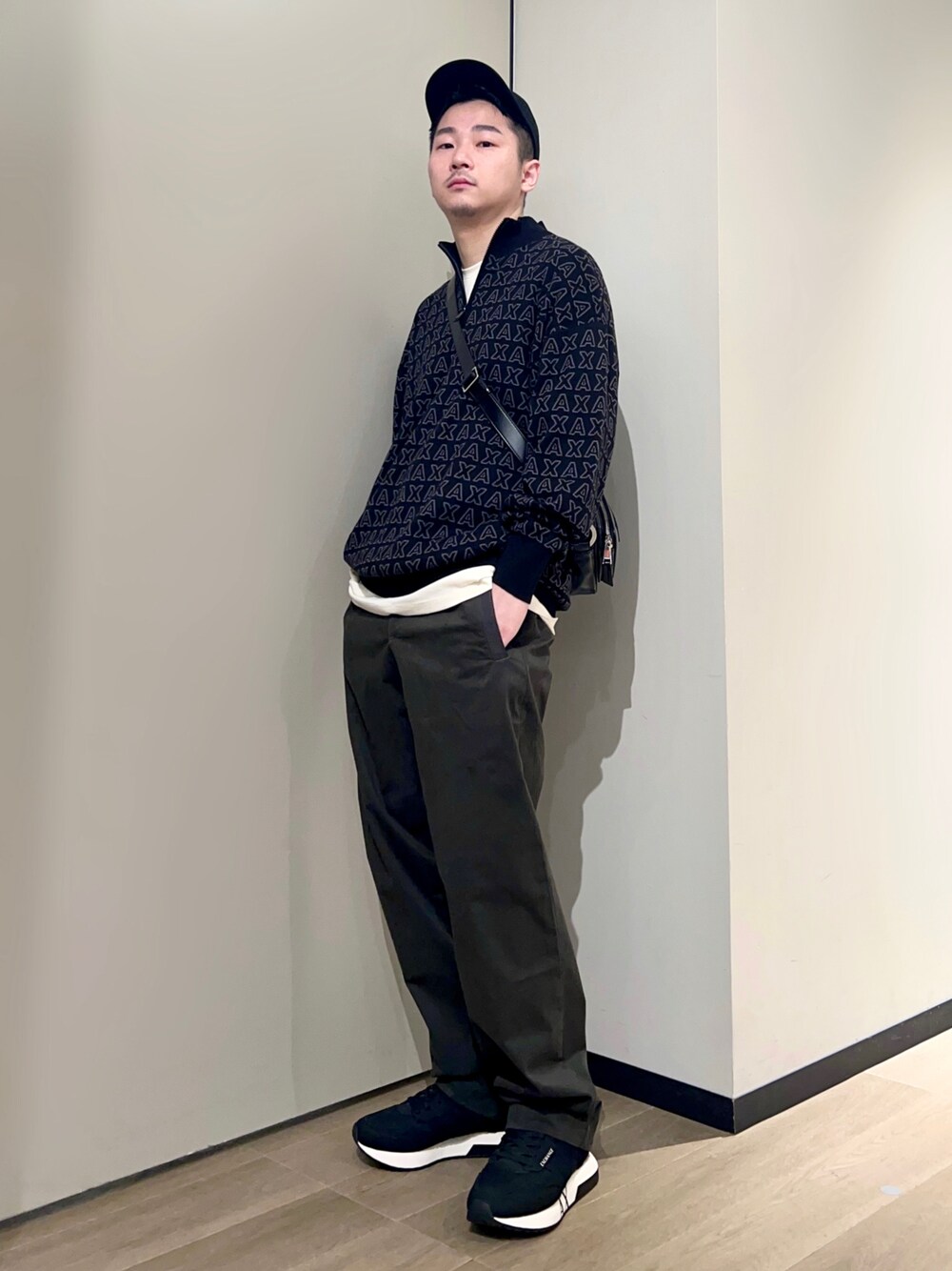 「AXchanger、AXchange、armaniexchange、アルマーニエクスチェンジ、ハーフジップ、ミニバッグ、韓国ファッション、休日スタイル、スニーカー、きれいめカジュアル、ストリート、秋コーデ、ショルダーバッグ、お出かけコーデ、キャップ」｜「ARMANI EXCHANGEの【A|X アルマーニ エクスチェンジ】ボリュームソール　レースアップスニーカー（スニーカー、ブラック系）」を使った、🔩J.HARAさん（メンズ・167cm）の秋コーディネートの1枚目の写真