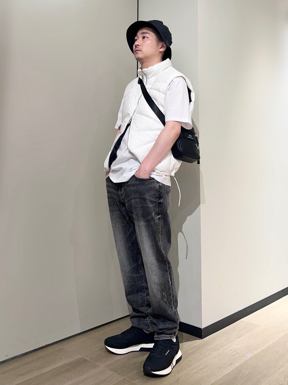 「AXchanger、armaniexchange、AXchange、アルマーニエクスチェンジ、きれいめカジュアル、スニーカー、ベスト、モノトーン、淡色コーデ、ショルダーバッグ、バケットハット、レイヤードスタイル、秋コーデ、ストリート、秋服準備はじめました」｜「ARMANI EXCHANGEの【A|X アルマーニ エクスチェンジ】ボリュームソール　レースアップスニーカー（スニーカー、ブラック系）」を使った、🔩J.HARAさん（メンズ・167cm）の夏コーディネートの1枚目の写真