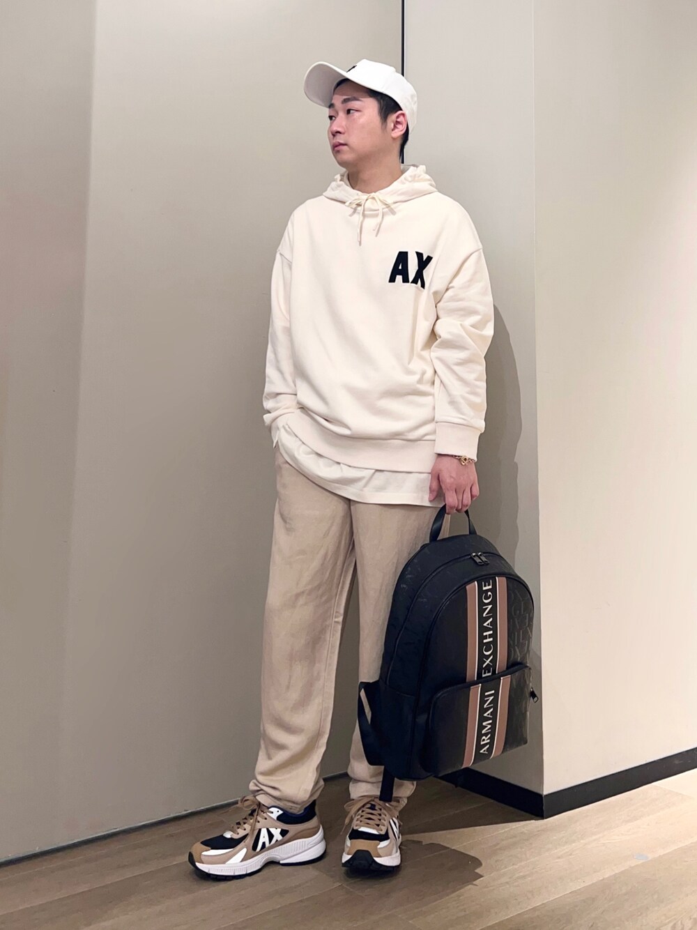 「AXchanger、AXchange、armaniexchange、アルマーニエクスチェンジ、淡色コーデ、ビッグシルエット、ストリート、春服みてみて、スウェット、休日スタイル、ワントーンコーデ、スニーカー、キャップ、春コーデ、ベージュ」｜「ARMANI EXCHANGEの【A|X アルマーニ エクスチェンジ】ロゴ　レースアップスニーカー（スニーカー、ベージュ系）」を使った、🔩J.HARAさん（メンズ・167cm）の春コーディネートの1枚目の写真