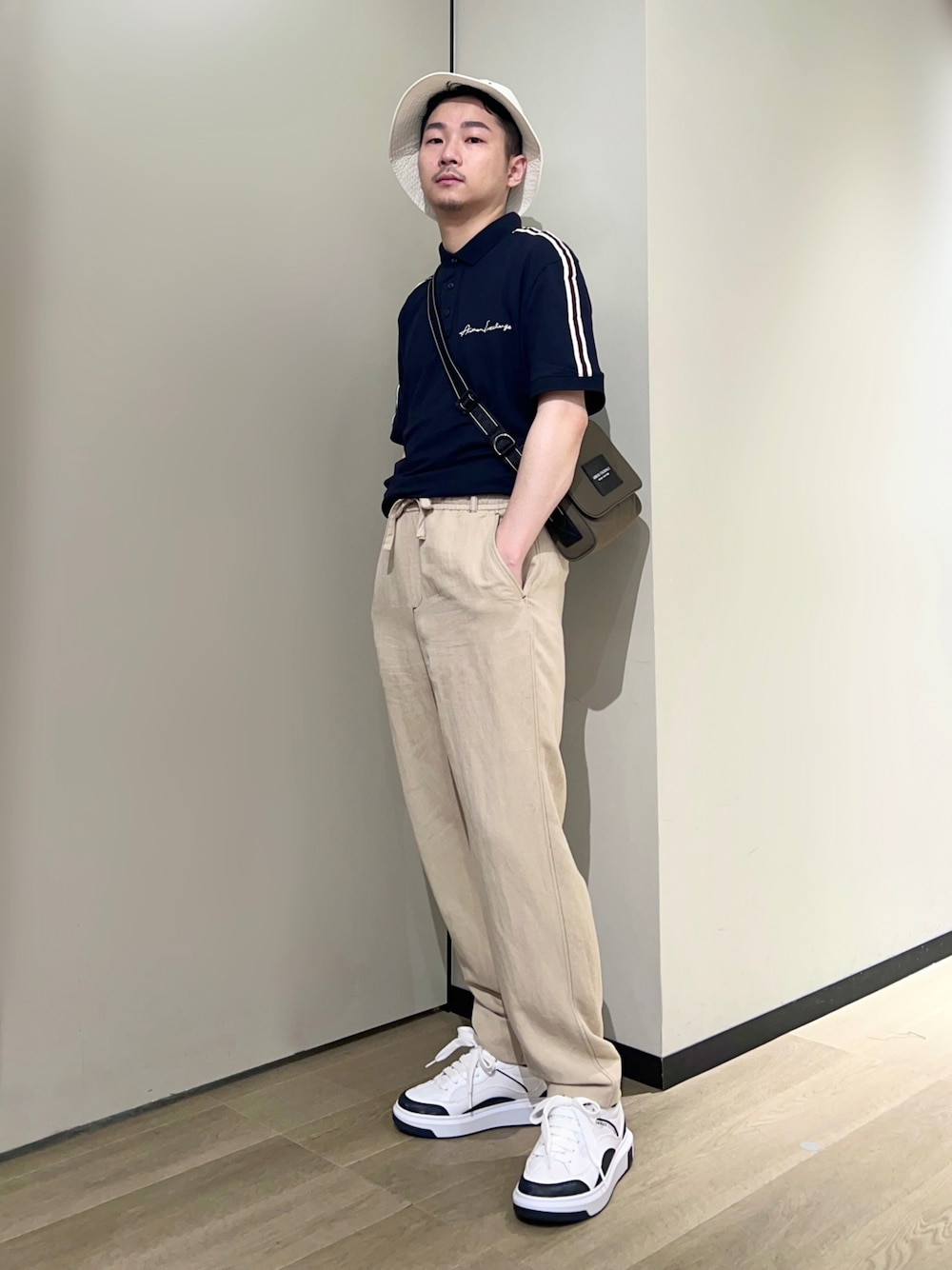 「AXchanger、AXchange、armaniexchange、アルマーニエクスチェンジ、夏コーデ、休日スタイル、ストリート、ポロシャツ、バケットハット、お出かけコーデ、きれいめカジュアル、白スニーカー、ショルダーバッグ、ネイビー、ZOZOセール2023夏」｜「ARMANI EXCHANGEの【A|X アルマーニ エクスチェンジ】レースアップスニーカー（スニーカー、ホワイト系）」を使った、🔩J.HARAさん（メンズ・167cm）の夏コーディネートの1枚目の写真