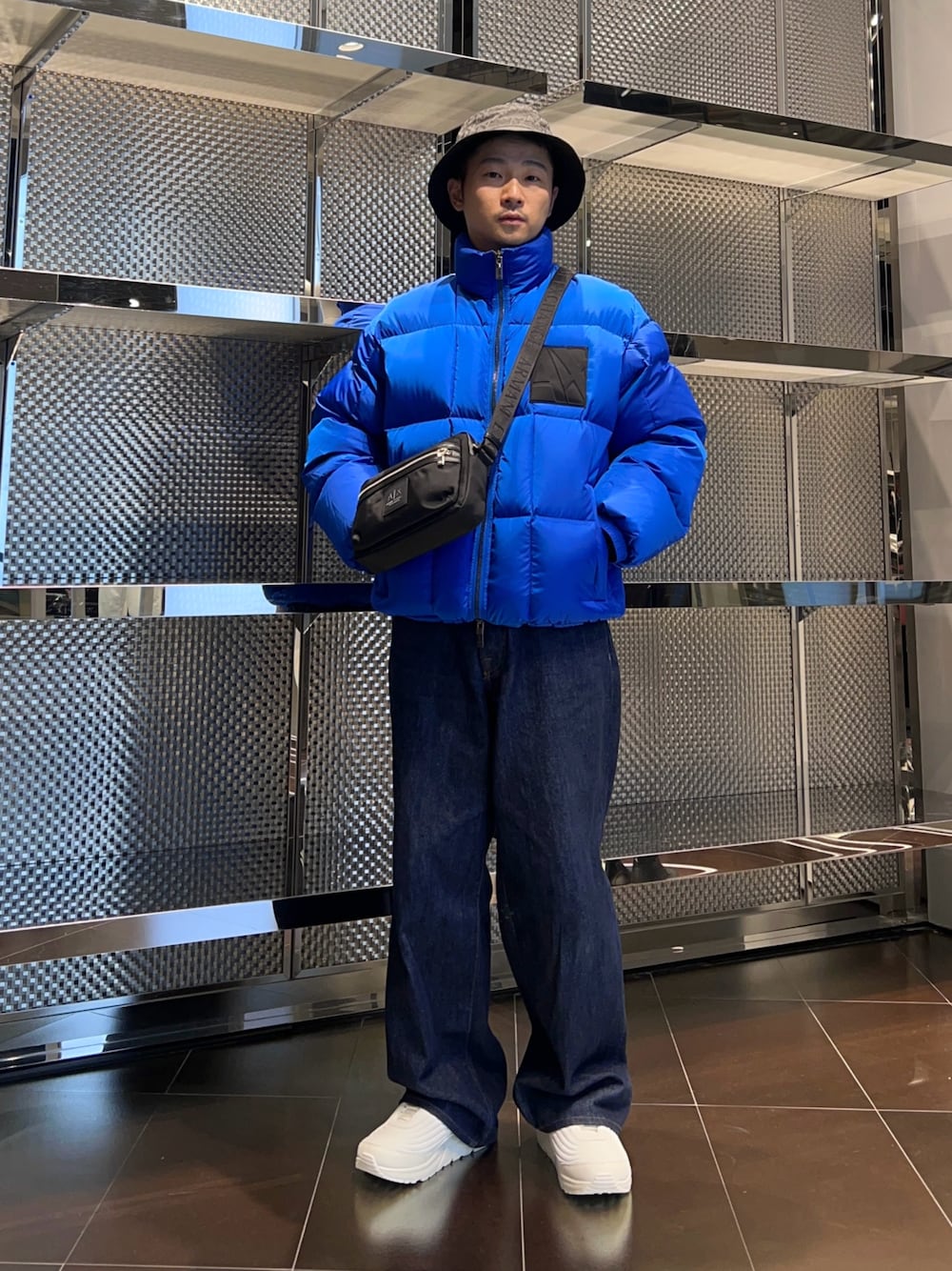 「AXchanger、AXchange、armaniexchange、アルマーニエクスチェンジ、ショルダーバッグ、冬コーデ、スニーカー、お出かけコーデ、ダウンジャケット、冬アウター、デニム、韓国ファッション、ブルー、バケットハット、ストリート」｜「ARMANI EXCHANGEの【A|X アルマーニ エクスチェンジ】キルティングアッパー　レースアップスニーカー（スニーカー、ホワイト系）」を使った、🔩J.HARAさん（メンズ・167cm）の秋コーディネートの1枚目の写真