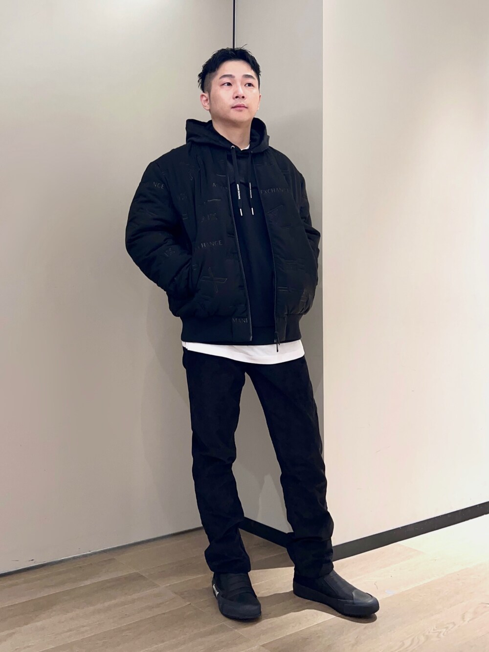「ブラック、MA-1、ストリート、オールブラック、armaniexchange、アルマーニ、秋冬コーデ、アルマーニエクスチェンジ、axchange、AXchanger」｜「ARMANI EXCHANGEの【A|X アルマーニ エクスチェンジ】オールオーバーロゴ　ボンバージャケット（ブルゾン、ブラック系）」を使った、🔩J.HARAさん（メンズ・167cm）の秋コーディネートの1枚目の写真