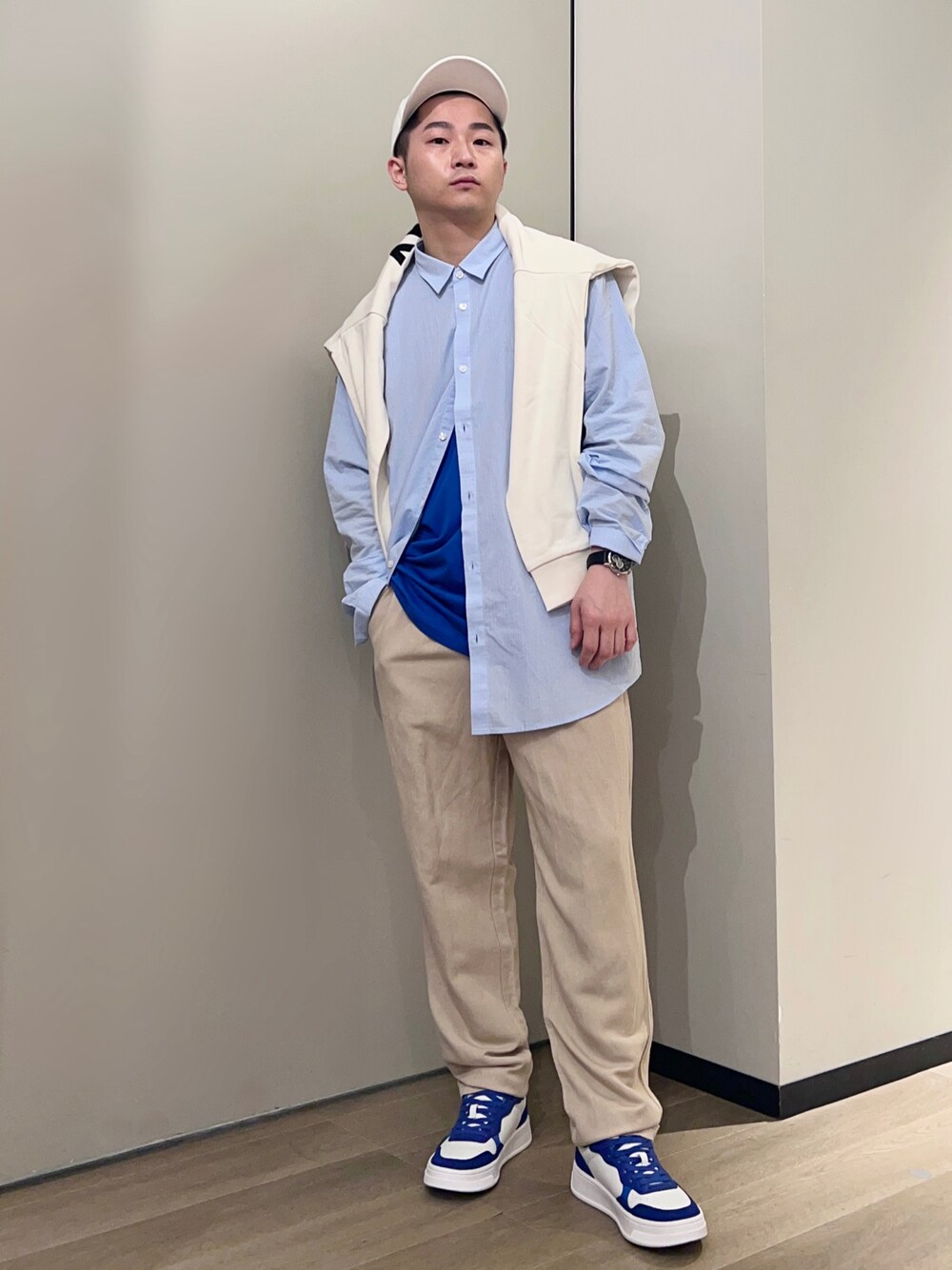 「AXchanger、AXchange、armaniexchange、アルマーニエクスチェンジ、シャツスタイル、ストリート、春服みてみて、スラックス、休日スタイル、カラーパンツ、春コーデ、きれいめカジュアル、ベージュ、ブルー、パステル映える春」｜「ARMANI EXCHANGEの【A|X アルマーニ エクスチェンジ】AXロゴ　レースアップスニーカー（スニーカー、ブルー系）」を使った、🔩J.HARAさん（メンズ・167cm）の春コーディネートの1枚目の写真
