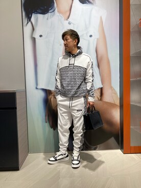「ARMANI EXCHANGE（アルマーニエクスチェンジ）のアイテム（ハンドバッグ）」を使った、KOWさん（メンズ・174cm）の春コーディネート