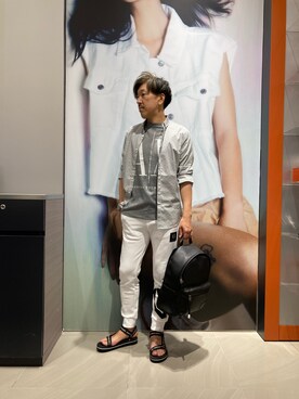 「ARMANI EXCHANGE（アルマーニエクスチェンジ）のアイテム（トップス、グレー系）」を使った、KOWさん（メンズ・174cm）の夏コーディネート