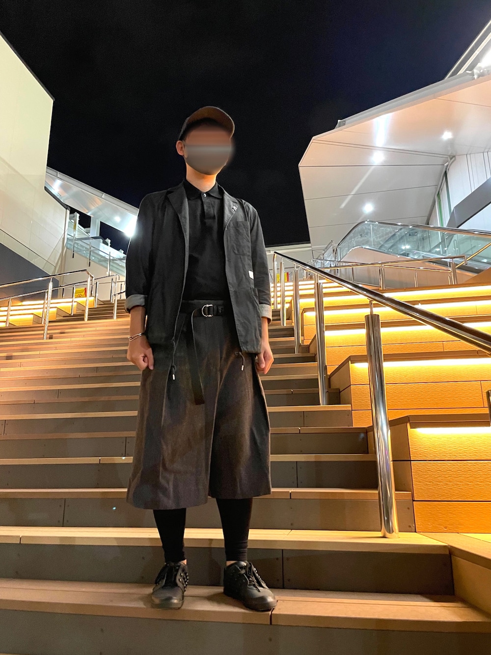 「秋コーデ、休日スタイル、オーバーサイズ、オトナカジュアル、メンズコーデ、ワイドパンツ、ストリートコーデ、低身長コーデ、モノトーン」｜「Name.のアイテム（シャツ/ブラウス、ブラック系）」を使った、Tomさん（メンズ・165cm）の秋コーディネートの1枚目の写真