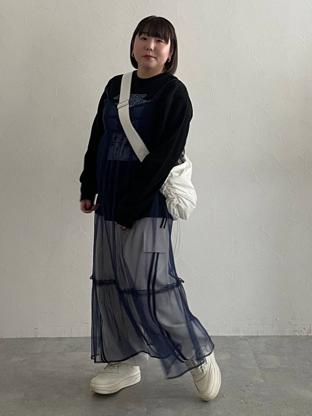 ベージュ系のその他パンツ、ホワイト系のショルダーバッグ、ブラック系のTシャツ/カットソーを着用したレディースの秋コーディネートの1枚目の写真