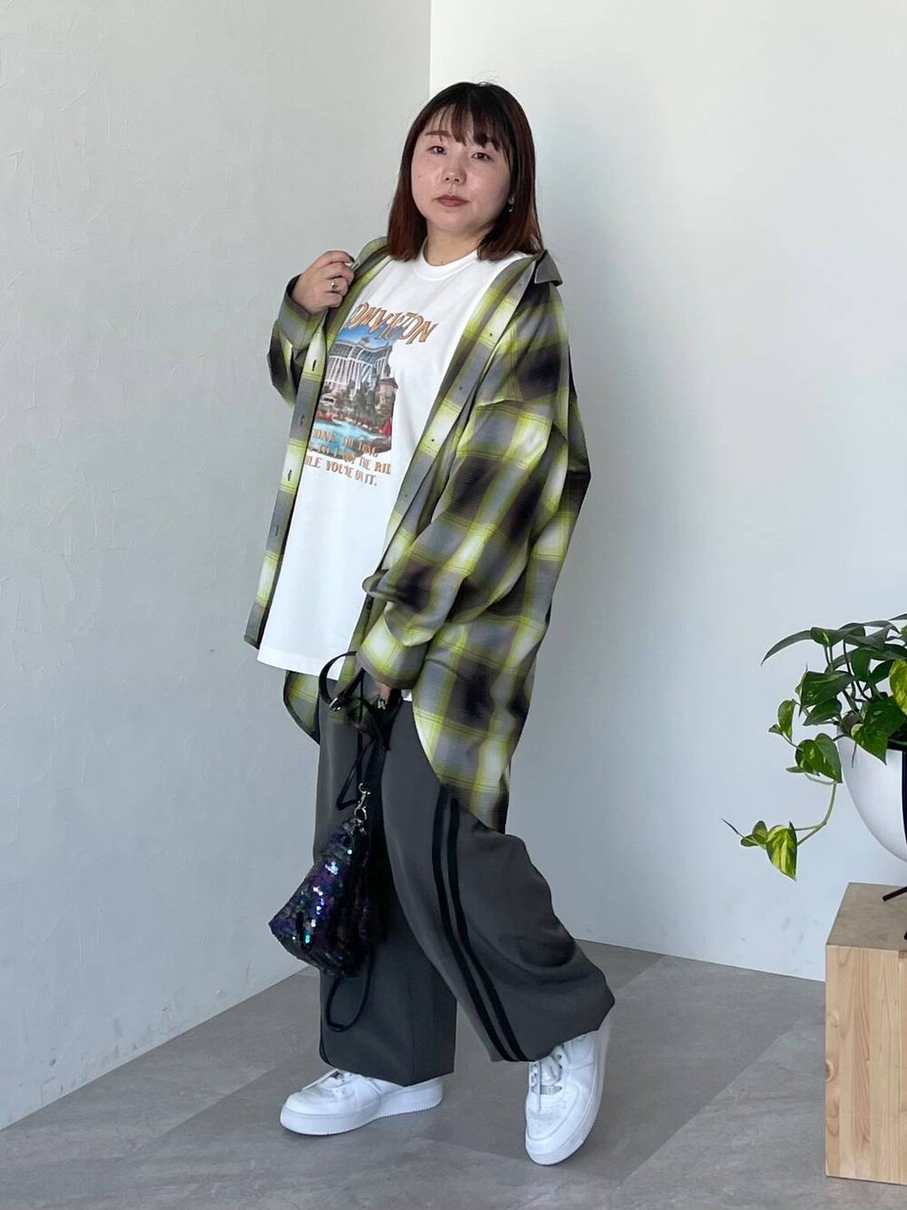 ブラック系のショルダーバッグ、グレー系のその他パンツ、ホワイト系のTシャツ/カットソーを着用したレディースの夏コーディネートの1枚目の写真