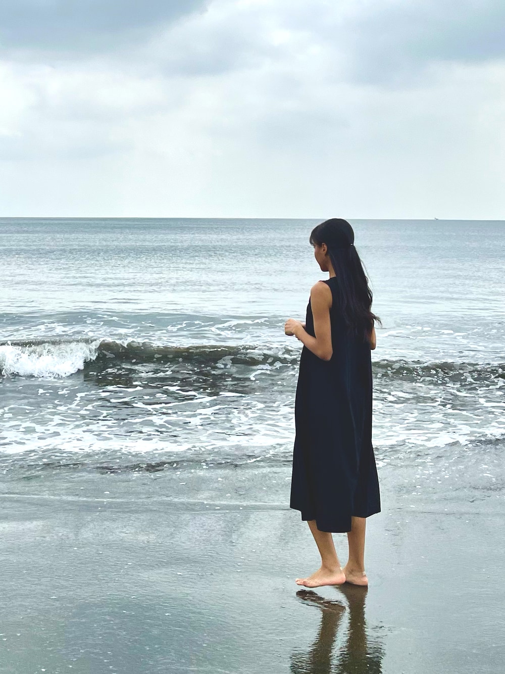 ブラック系のワンピースを着用したレディースの夏コーディネートの1枚目の写真