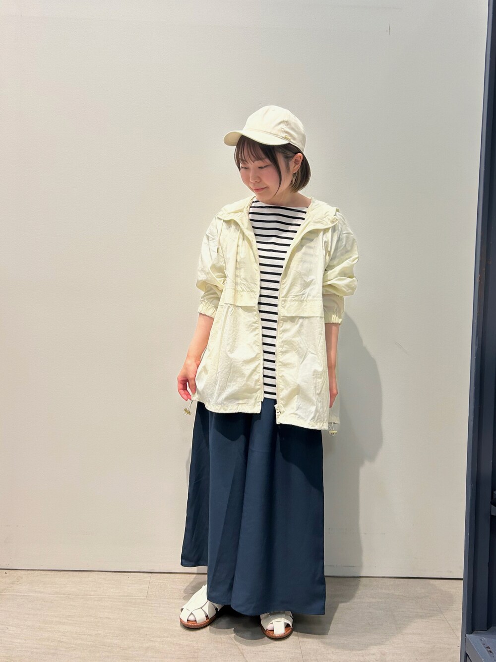 ホワイト系のTシャツ/カットソー、ホワイト系のブルゾン、ブルー系のその他パンツを着用したレディースの春コーディネートの1枚目の写真