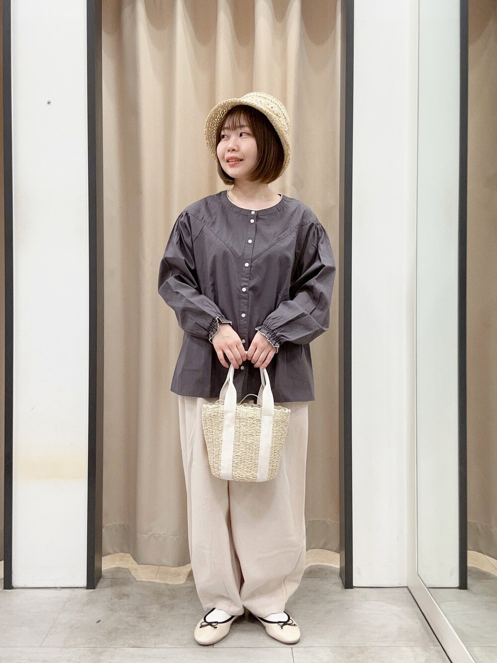 グレー系のシャツ/ブラウス、ホワイト系のハンドバッグ、ホワイト系のその他パンツを着用したレディースの春コーディネートの1枚目の写真