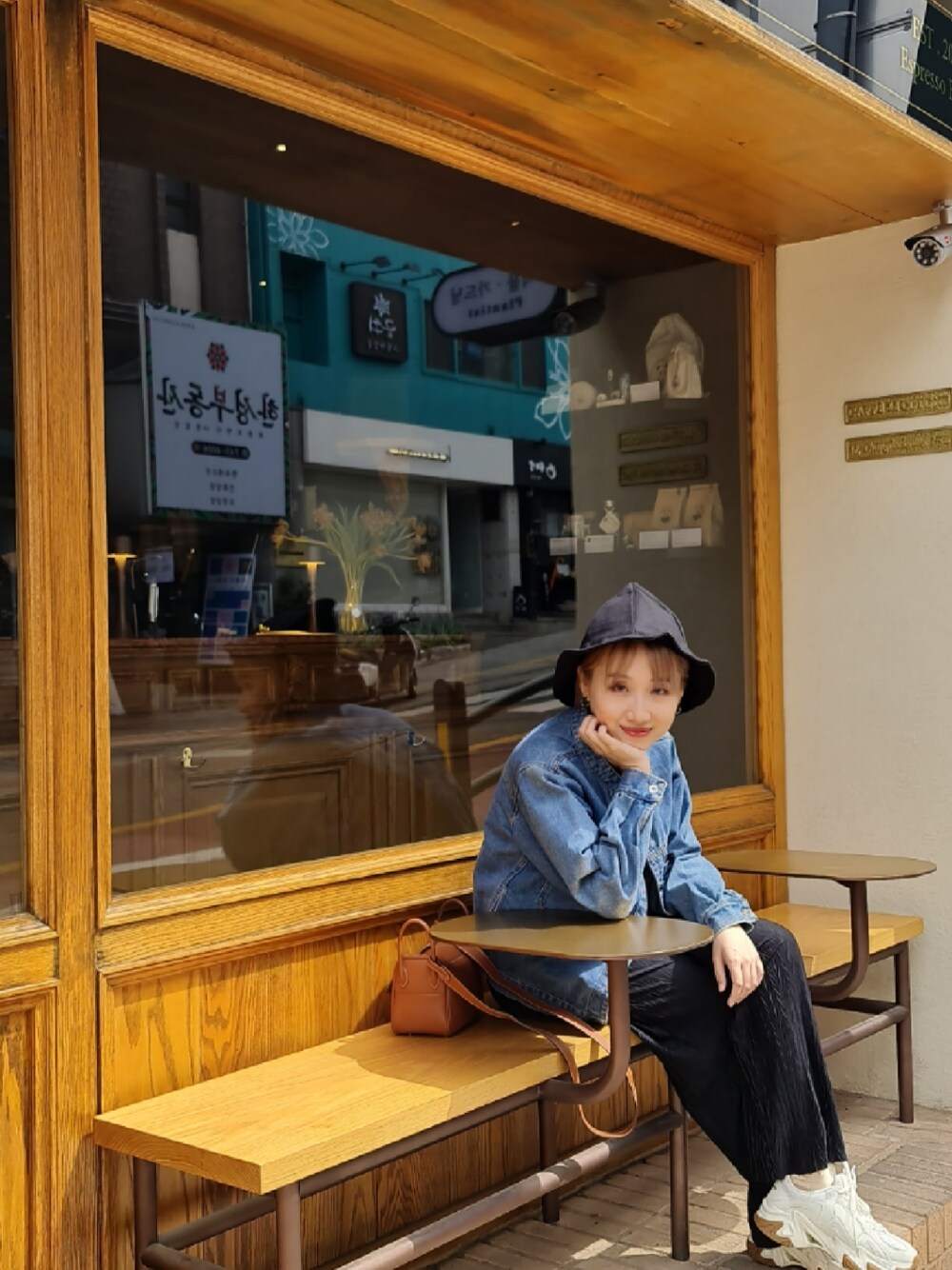 「SKECHERSのアイテム（スニーカー、ベージュ系）」を使った、Sherieneさん（レディース・157cm）の春コーディネートの1枚目の写真