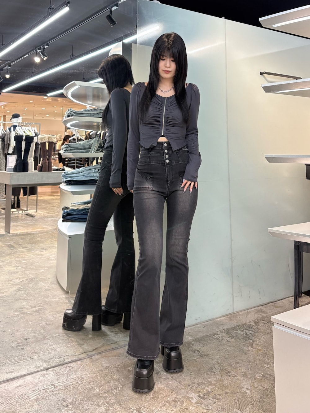 グレー系のTシャツ/カットソー、ブラック系のデニムパンツ、ブラック系のローファーを着用したレディースの秋コーディネートの1枚目の写真