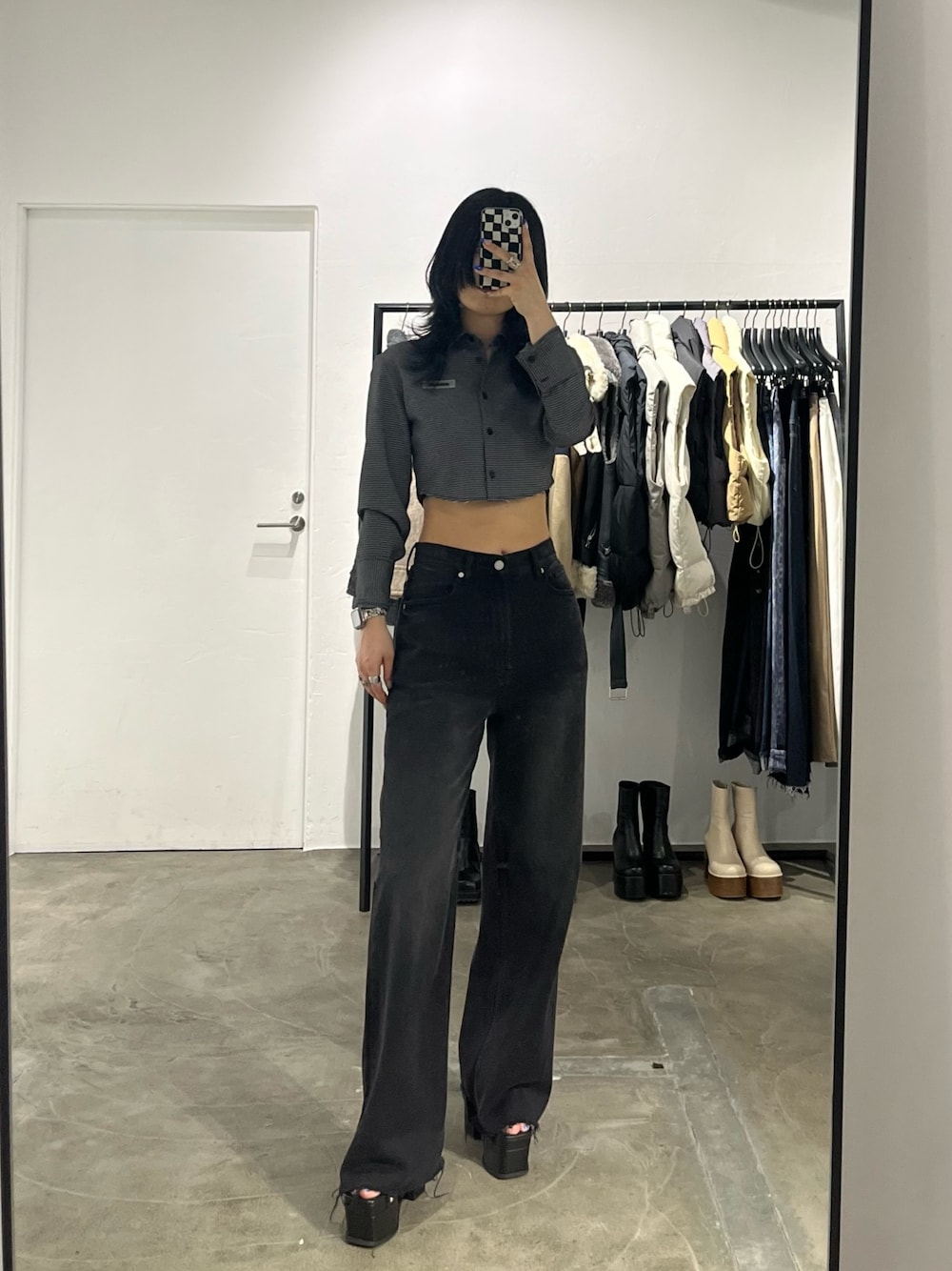 「クロップド丈、ショートシャツ、柄シャツ、チェックシャツ、オールブラック、モノトーン、ワイドデニム、ローライズ、へそ出し、厚底サンダル、デニムコーデ、高身長女子」｜「EMODAのカットオフクロップドシャツ（シャツ/ブラウス、その他）」を使った、丸山幾世子さん（レディース・168cm）の夏コーディネートの1枚目の写真