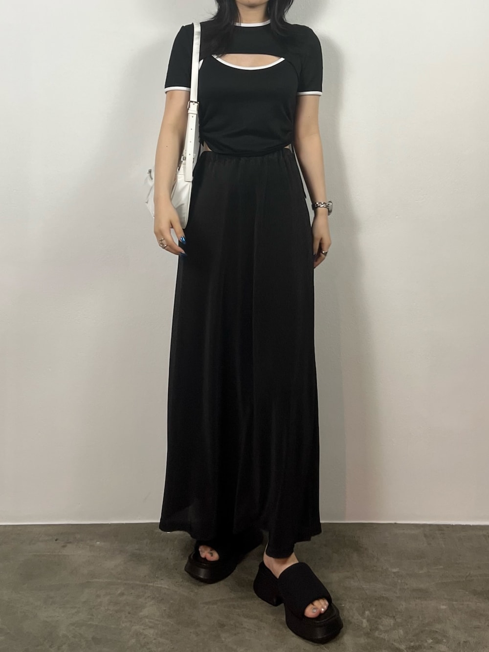 ブラック系のTシャツ/カットソー、ブラック系のスカート、ブラック系のサンダルを着用したレディースの夏コーディネートの1枚目の写真