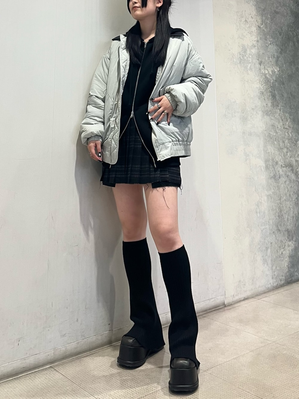 「秋コーデ、冬コーデ、ボンバージャケット、フーディー、オーバーサイズ、ミニスカート、レッグウォーマー、厚底シューズ」｜「EMODAのオーバージップフーディー（パーカー、ブラック系）」を使った、丸山幾世子さん（レディース・168cm）の秋コーディネートの1枚目の写真