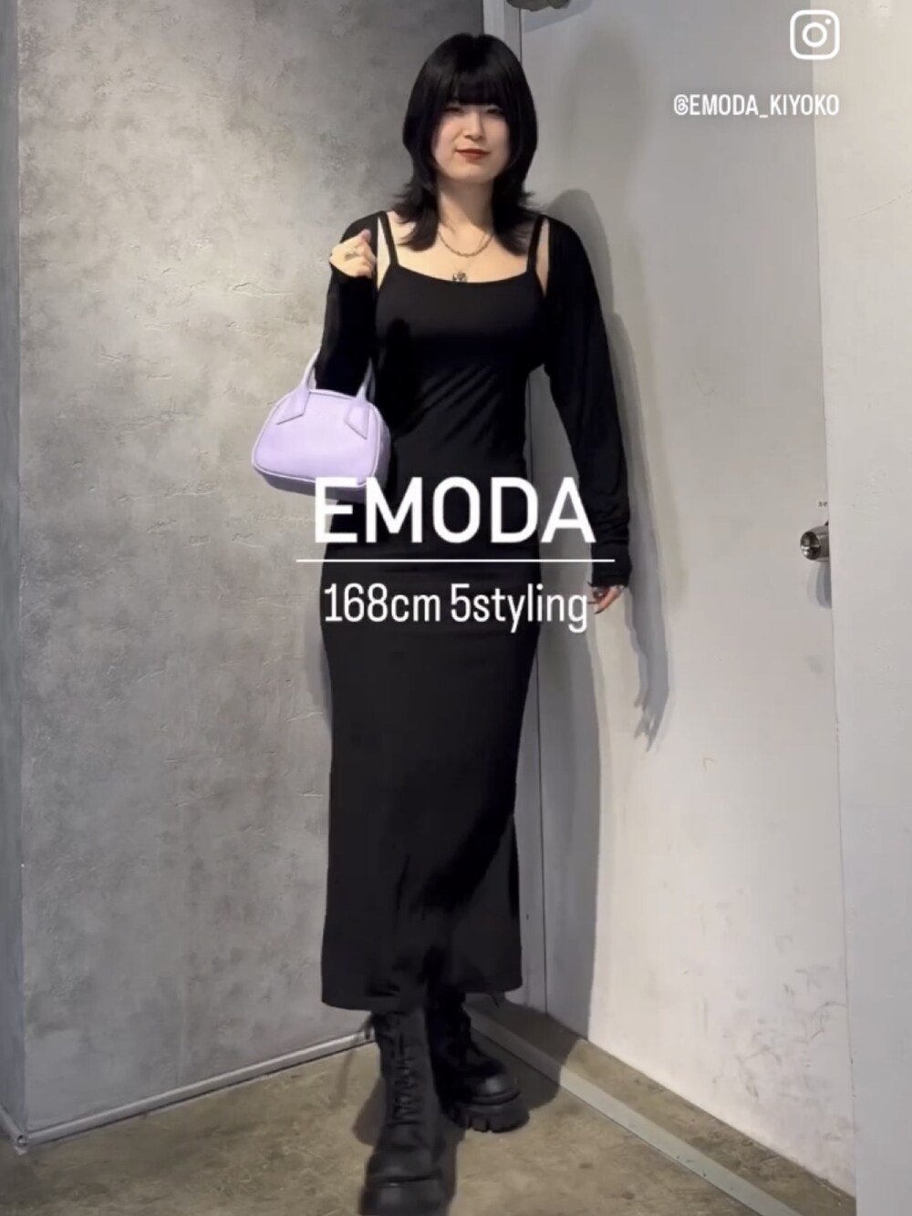 ブラック系のブーツ、パープル系のハンドバッグ、ブラック系のワンピースを着用したレディースの春コーディネートの1枚目の写真