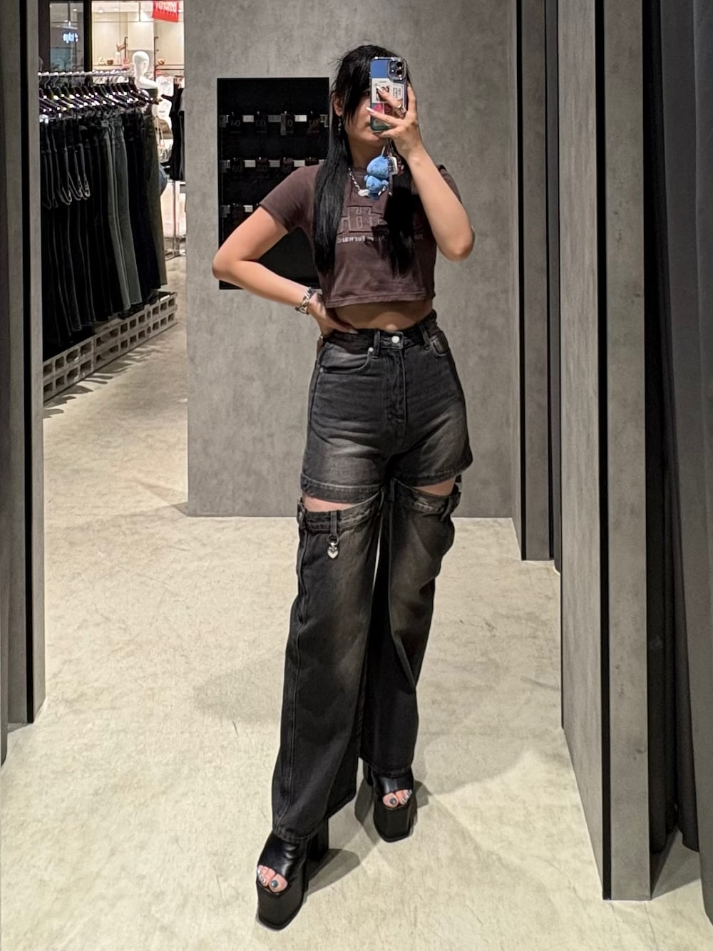 ブラウン系のTシャツ/カットソー、ブラック系のデニムパンツ、ブラック系のサンダルを着用したレディースの夏コーディネートの1枚目の写真