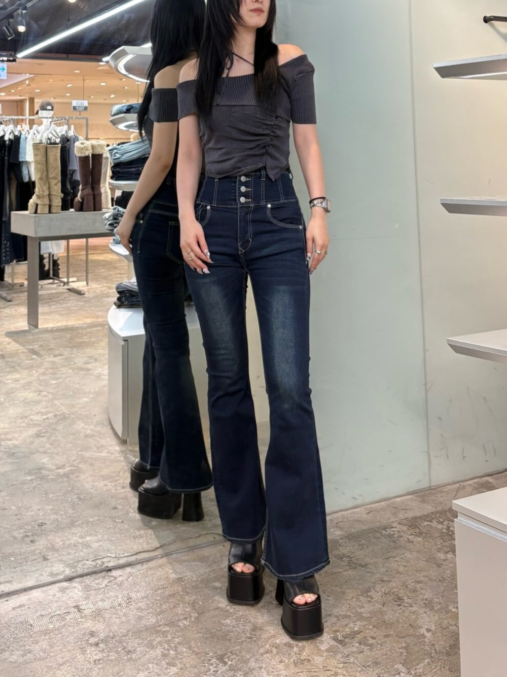 ブラック系のサンダル、ブルー系のデニムパンツ、ブラック系のニット/セーターを着用したレディースの夏コーディネートの1枚目の写真