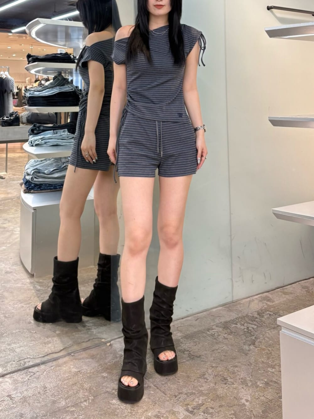 グレー系のTシャツ/カットソー、グレー系のその他パンツ、ブラック系のその他シューズを着用したレディースの夏コーディネートの1枚目の写真