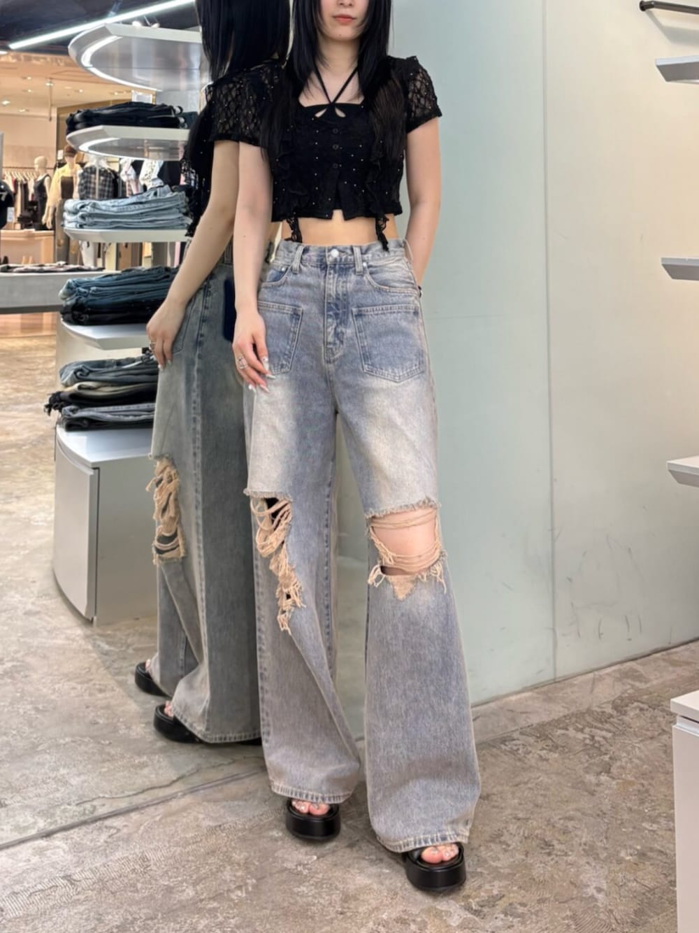 ブルー系のデニムパンツ、ブラック系のTシャツ/カットソー、ブラック系のサンダルを着用したレディースの夏コーディネートの1枚目の写真
