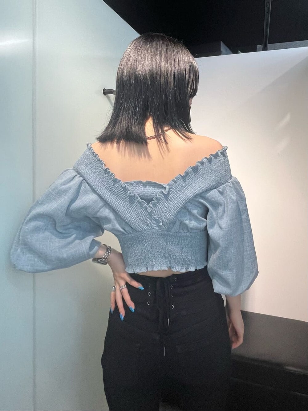 ブラック系のデニムパンツ、ブルー系のシャツ/ブラウスを着用したレディースの夏コーディネートの1枚目の写真