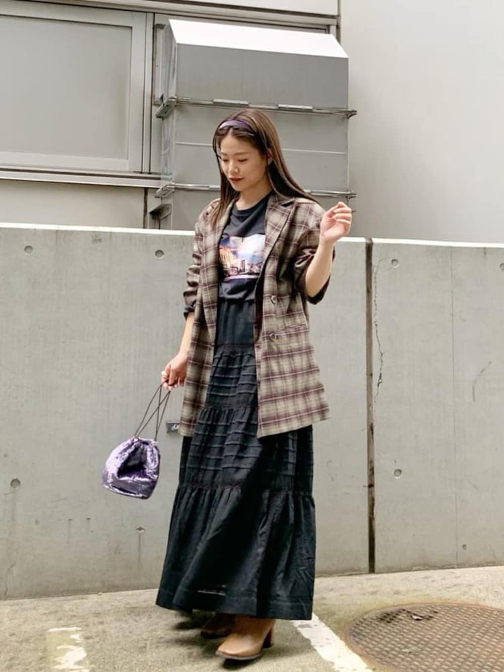「カジュアル、Ungrid、トレンド、おうち時間、大人コーデ、Tee、ロゴT、ヘアアクセ」｜「Ungridのベロア巾着バッグ（ハンドバッグ、パープル系）」を使った、矢萩明日美さん（レディース・152cm）の秋コーディネートの1枚目の写真
