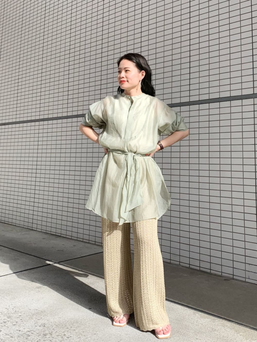 「サンダル、ブラウス、Ungrid、トレンド、大人コーデ、シャツ、カラーパンツ、シアー、シースルーシャツ、おうち時間、ノーカラーシャツ、綺麗めコーデ、シースルーパンツ」｜「Ungridのトングヒールサンダル（サンダル、ホワイト系）」を使った、矢萩明日美さん（レディース・152cm）の春コーディネートの1枚目の写真