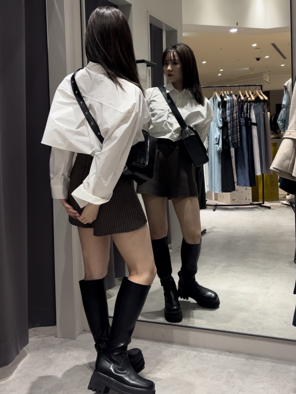 ホワイト系のシャツ/ブラウス、ブラウン系のその他パンツ、ブラック系のブーツを着用したレディースの冬コーディネートの1枚目の写真