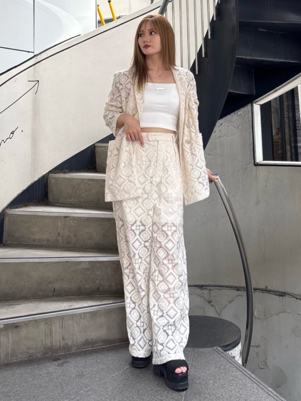 ホワイト系のキャミソール、ホワイト系のテーラードジャケット、ホワイト系のその他パンツを着用したレディースの春コーディネートの1枚目の写真