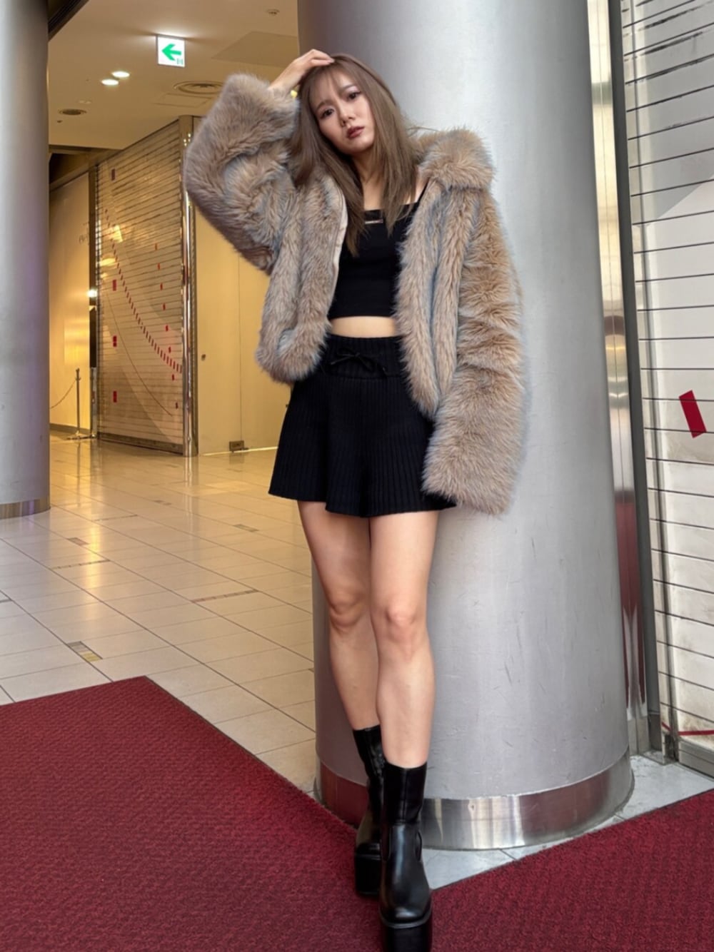 ブラック系のその他パンツ、ブラウン系のブルゾン、ブラック系のブーツを着用したレディースの秋コーディネートの1枚目の写真