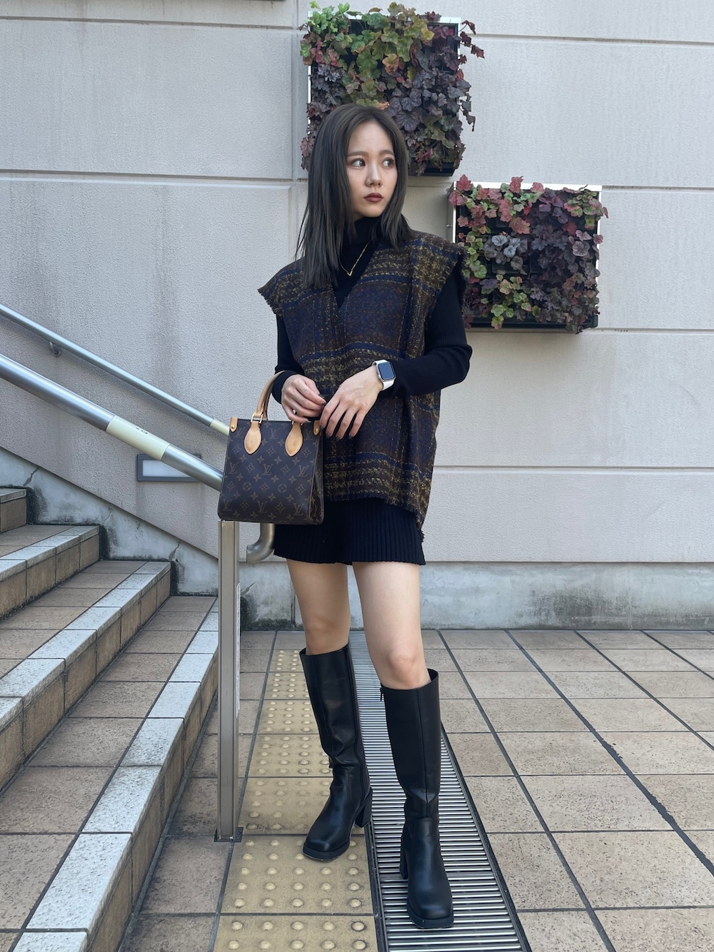 ブラック系のニット/セーター、ブラック系のその他パンツ、ブラウン系のワンピースを着用したレディースの秋コーディネートの1枚目の写真