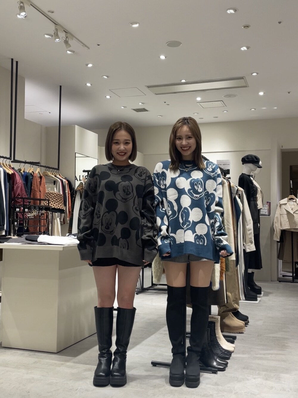 ブルー系のニット/セーター、ブラック系のブーツを着用したレディースの秋コーディネートの1枚目の写真