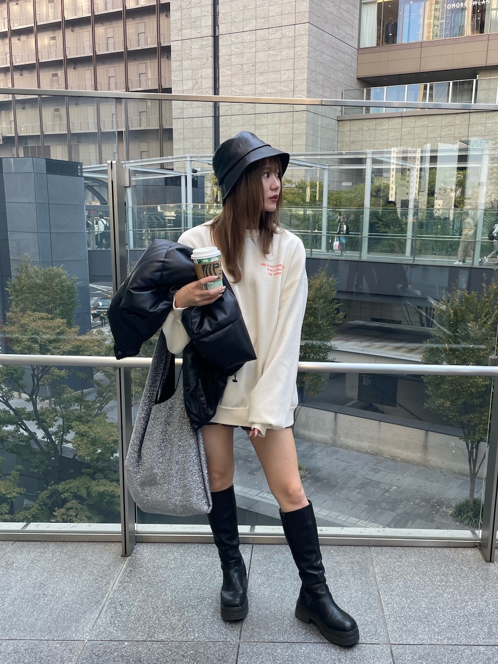 ホワイト系のスウェット、ブラック系のブーツ、ブラック系のハットを着用したレディースの秋コーディネートの1枚目の写真