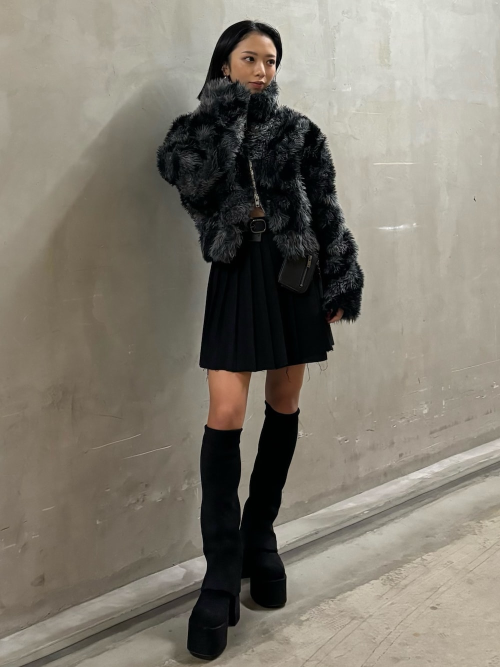 その他のスカート、ブラック系のブーツ、その他のブルゾンを着用したレディースの秋コーディネートの1枚目の写真