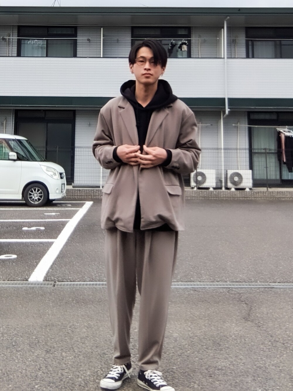 「大人カジュアル、シンプル、ビッグシルエット、きれいめカジュアル、セットアップ、テーラードジャケット、パーカー、スニーカー、丸メガネ、コンバース、オールスター、めがね、休日スタイル」｜「CONVERSEのCONVERSE ALL STAR US OX / コンバース オールスター ユーエス オックス（スニーカー、ブラック系）」を使った、tomokiさん（メンズ・173cm）の冬コーディネートの1枚目の写真