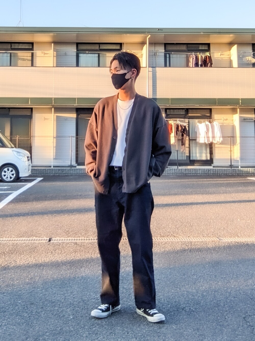 「シンプル、秋コーデ、大人カジュアル、ootd、カーディガン、デニム、タックイン、スニーカー、休日スタイル、UNIQLO、コンバース、ゆるコーデ、オーバーサイズ」｜「CONVERSEのCANVAS ALL STAR OX（スニーカー、ブラック系）」を使った、tomokiさん（メンズ・173cm）の秋コーディネートの1枚目の写真