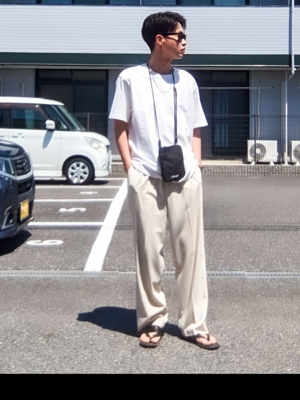 「夏コーデ、オトナカジュアル、リラックススタイル、シンプル、ワントーンコーデ、お出かけコーデ、白Tシャツ、ワイドパンツ、白パンツ、サンダル、ショルダーバッグ、サングラス、UNIQLO、RAYBAN」｜「UNIQLOのエアリズムコットンオーバーサイズTシャツ（5分袖）（Tシャツ/カットソー、ホワイト系）」を使った、tomokiさん（メンズ・173cm）の夏コーディネートの1枚目の写真