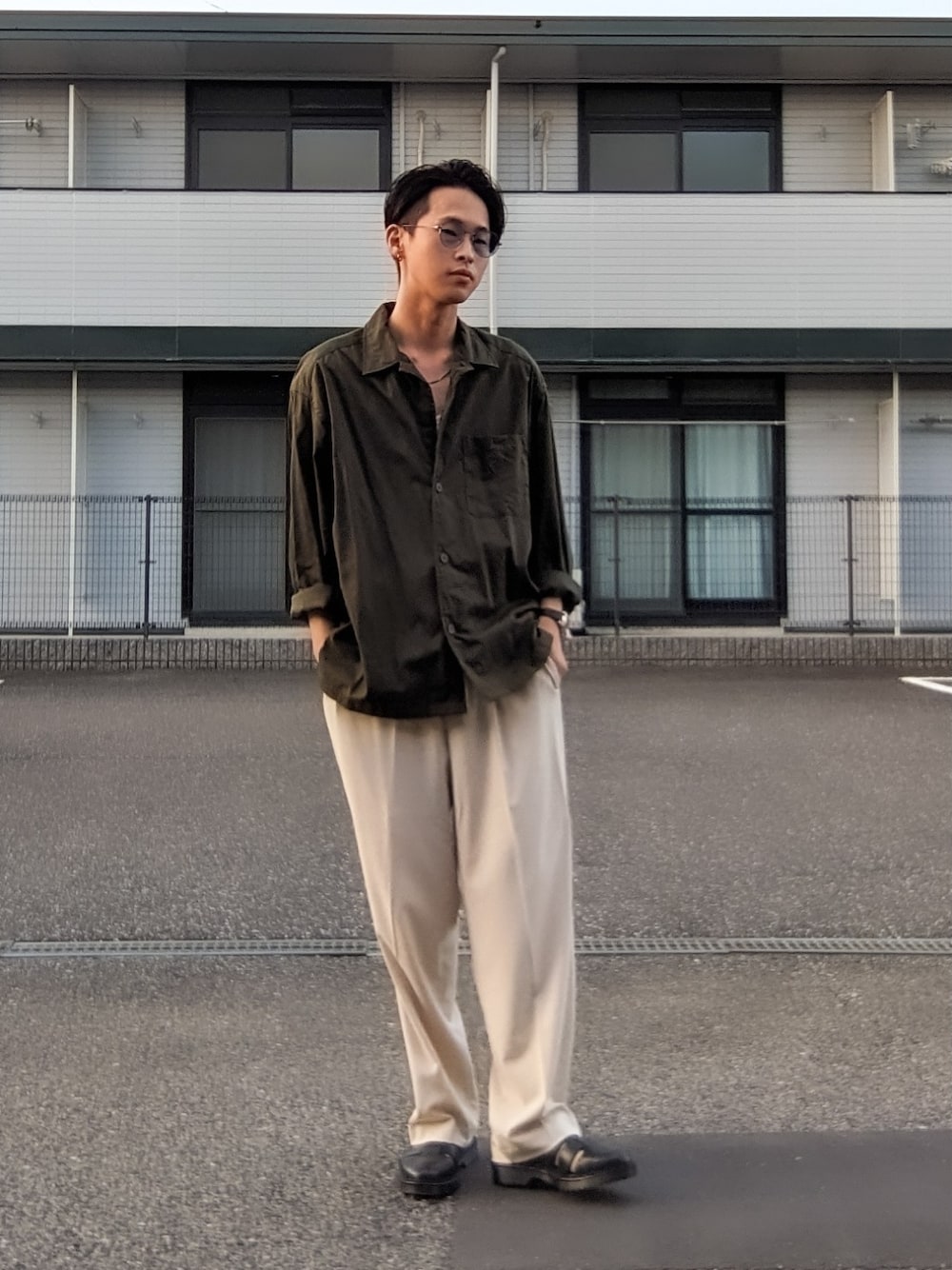 「秋コーデ、大人カジュアル、シンプル、休日スタイル、キレイめ、シャツコーデ、ootd、オーバーサイズ、アースカラー、ワイドパンツ、白パンツ、グルカサンダル、サングラス、UNIQLO、プチプラ」｜「TopIsmのグルカサンダル（サンダル、ブラック系）」を使った、tomokiさん（メンズ・173cm）の秋コーディネートの1枚目の写真