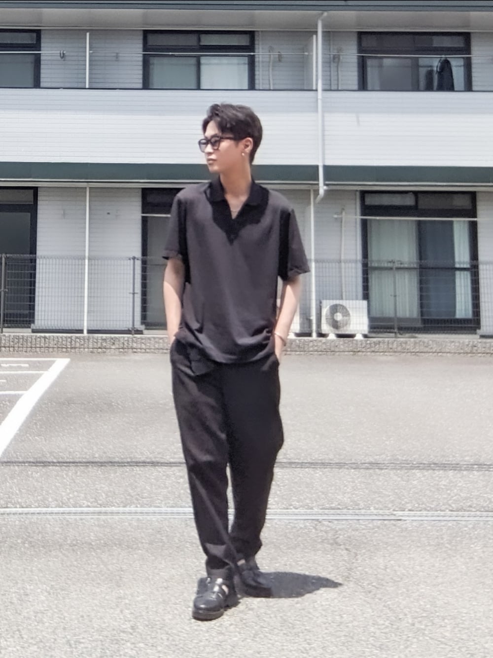 「夏コーデ、シンプルコーデ、休日スタイル、大人カジュアル、ワントーンコーデ、オールブラック、スキッパーシャツ、ポロシャツ、スラックス、テーパードパンツ、グルカサンダル、プチプラ、UNIQLO、GU」｜「UNIQLOのアイテム（ポロシャツ、ブラック系）」を使った、tomokiさん（メンズ・173cm）の夏コーディネートの1枚目の写真