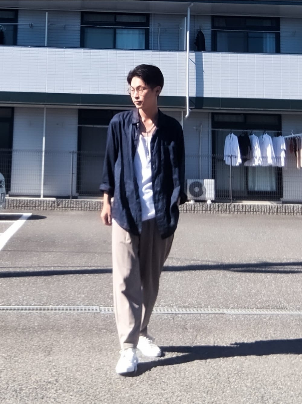 「シンプルスタイル、シャツスタイル、きれいめカジュアル、リネンシャツ、タンクトップ、カラーパンツ、白スニーカー、めがね、ネイビー、ホワイト、グレージュ」｜「UNIQLOのアイテム（タンクトップ、ホワイト系）」を使った、tomokiさん（メンズ・173cm）の夏コーディネートの1枚目の写真
