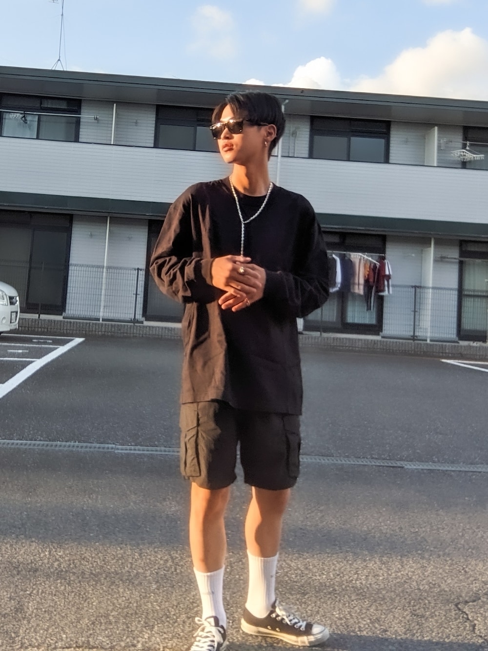 「シンプル、秋コーデ、モノトーンコーデ、スポーツミックス、ストリート、オーバーサイズ、ロンT、カーゴショーツ、スニーカー、サングラス、シルバーアクセサリー、UNIQLO、レイバン、コンバース、Chrome Hearts」｜「Ray-BanのRay-Ban レイバン　RB2140F 901S 52　グリーンクラシックG-15　フルフィット　サングラス　国内正規品（サングラス、ブラック系）」を使った、tomokiさん（メンズ・173cm）の秋コーディネートの1枚目の写真