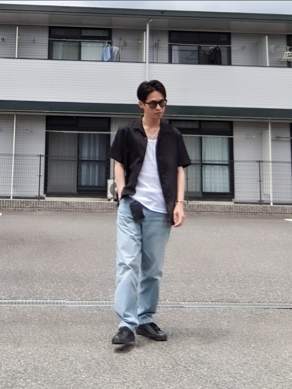 「夏コーデ、オトナカジュアル、オープンカラーシャツ、タンクトップ、ワイドデニム、スニーカー、デニム、サングラス、シャツスタイル、おでかけコーデ、UNIQLO、ZARA、GU、プチプラ」｜「UNIQLOのアイテム（デニムパンツ、ブルー系）」を使った、tomokiさん（メンズ・173cm）の夏コーディネートの1枚目の写真