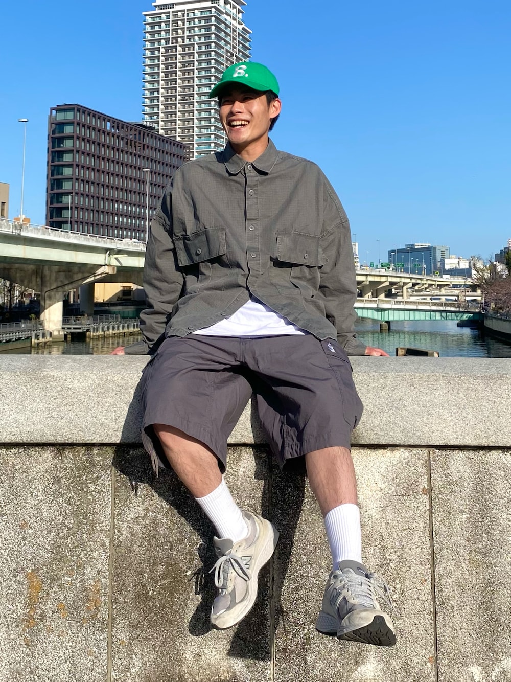 「キャップ、シャツスタイル、レイヤードスタイル、厚底シューズ、カーゴパンツ、ハーフパンツ、ロンT、シンプルスタイル、きれいめカジュアル、大人カジュアル、ビッグシルエット、オーバーサイズ、パステル映える春」｜「NEW BALANCEのML2002R0　GRAY（スニーカー、グレー系）」を使った、YUYAさん（メンズ・171cm）の春コーディネートの1枚目の写真