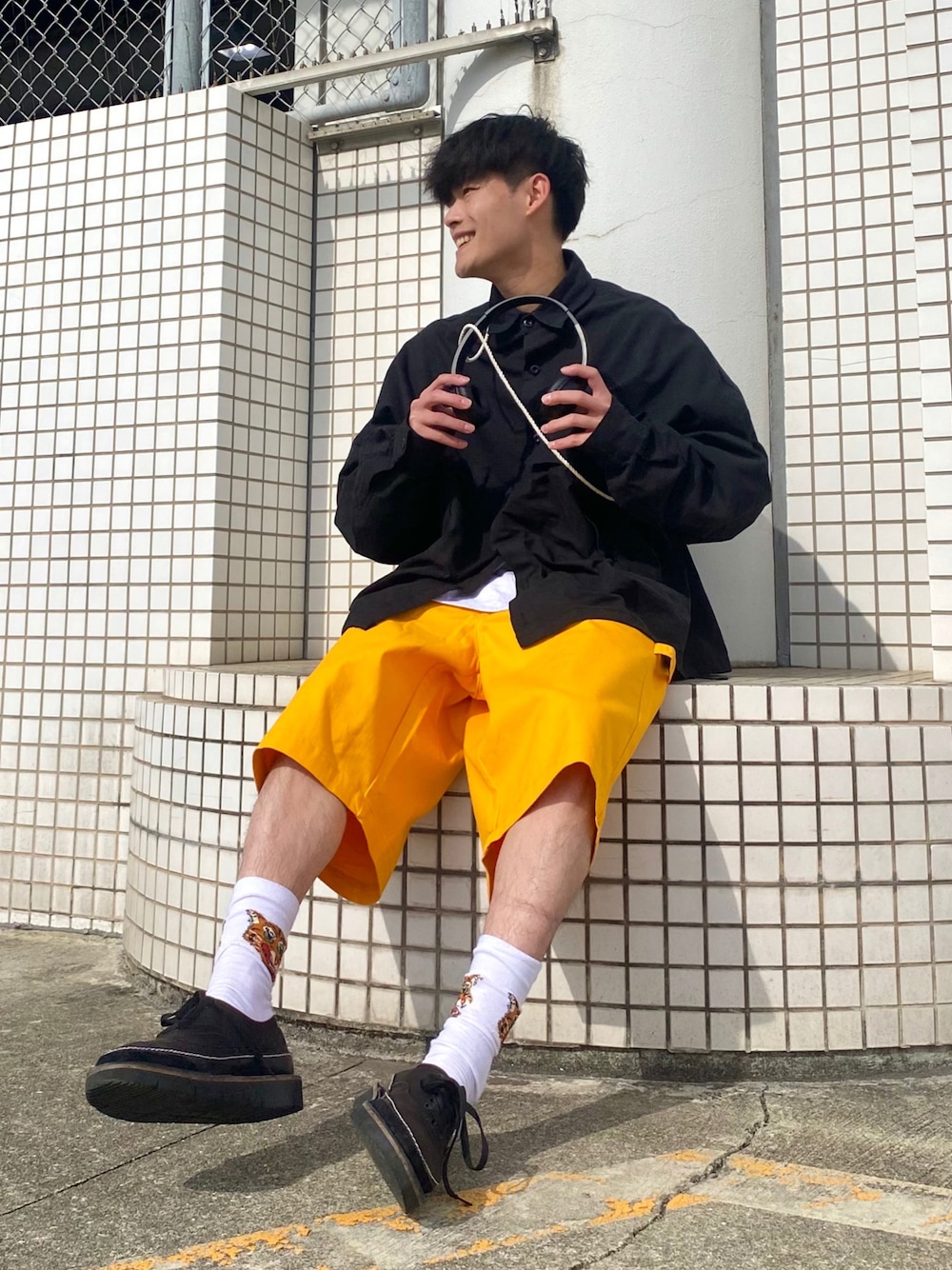 「レイヤードスタイル、シャツスタイル、ビッグシルエット、イエロー、ハーフパンツ、スニーカーコーデ、厚底シューズ、きれいめカジュアル、プチプラ、Taiwan、ストリート、古着MIX」｜「VANSのVANS ヴァンズ ERA エラ V95CF H/SHIELD M.BLACK（スニーカー、ブラック系）」を使った、YUYAさん（メンズ・171cm）の春コーディネートの1枚目の写真